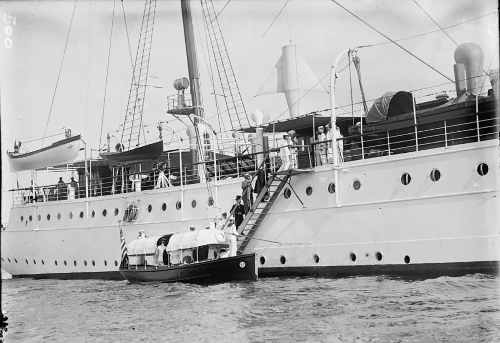 President Taft boards the presidential yacht, USS MAYFLOWER (1912). USS MAYFLOWER served Presidents Theodore Roosevelt, Taft, Wilson, Harding, and Coolidge.